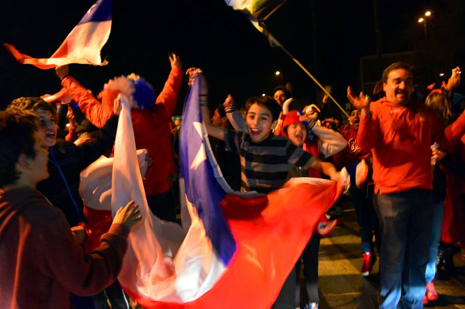 Tifosi festeggiano la vittoria del Cile (Afp)